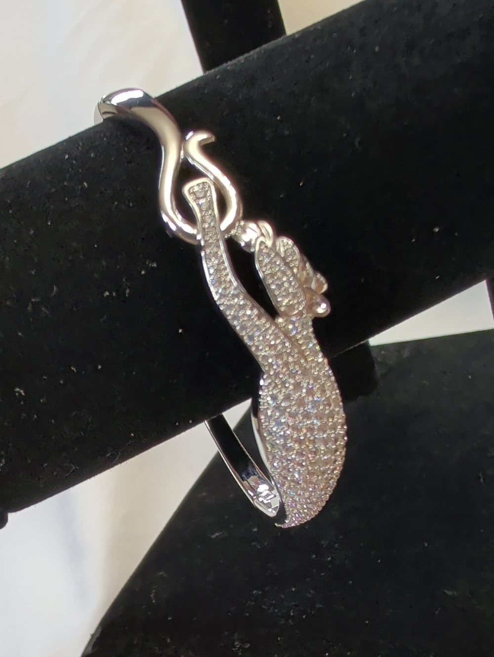 NWOT (407) White Gold Plated Hinged Bangle Bracelet With Jeweled Jaguar Design